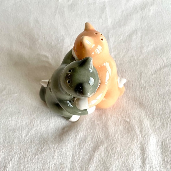 Attractives Magnetic Hugging Cats Salt and Pepper Shakers - Picture 7 of 12
